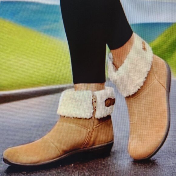 NWT Vionic Magnolia Ruth Suede Weather Resistant Ankle Boots in US Size 5 - Picture 3 of 12